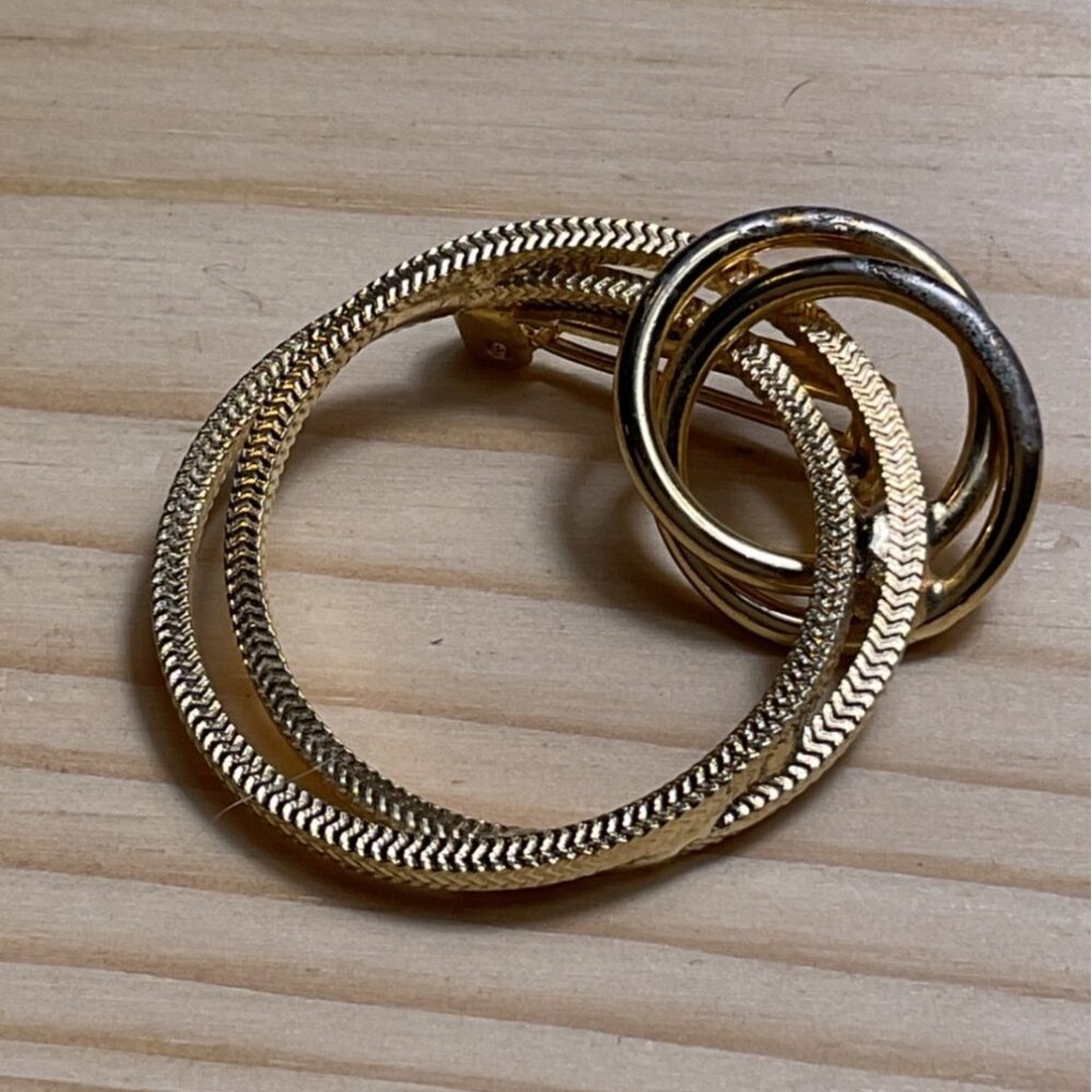 Vintage Gold Toned Circular Brooch Textured Design Interlocking Rings